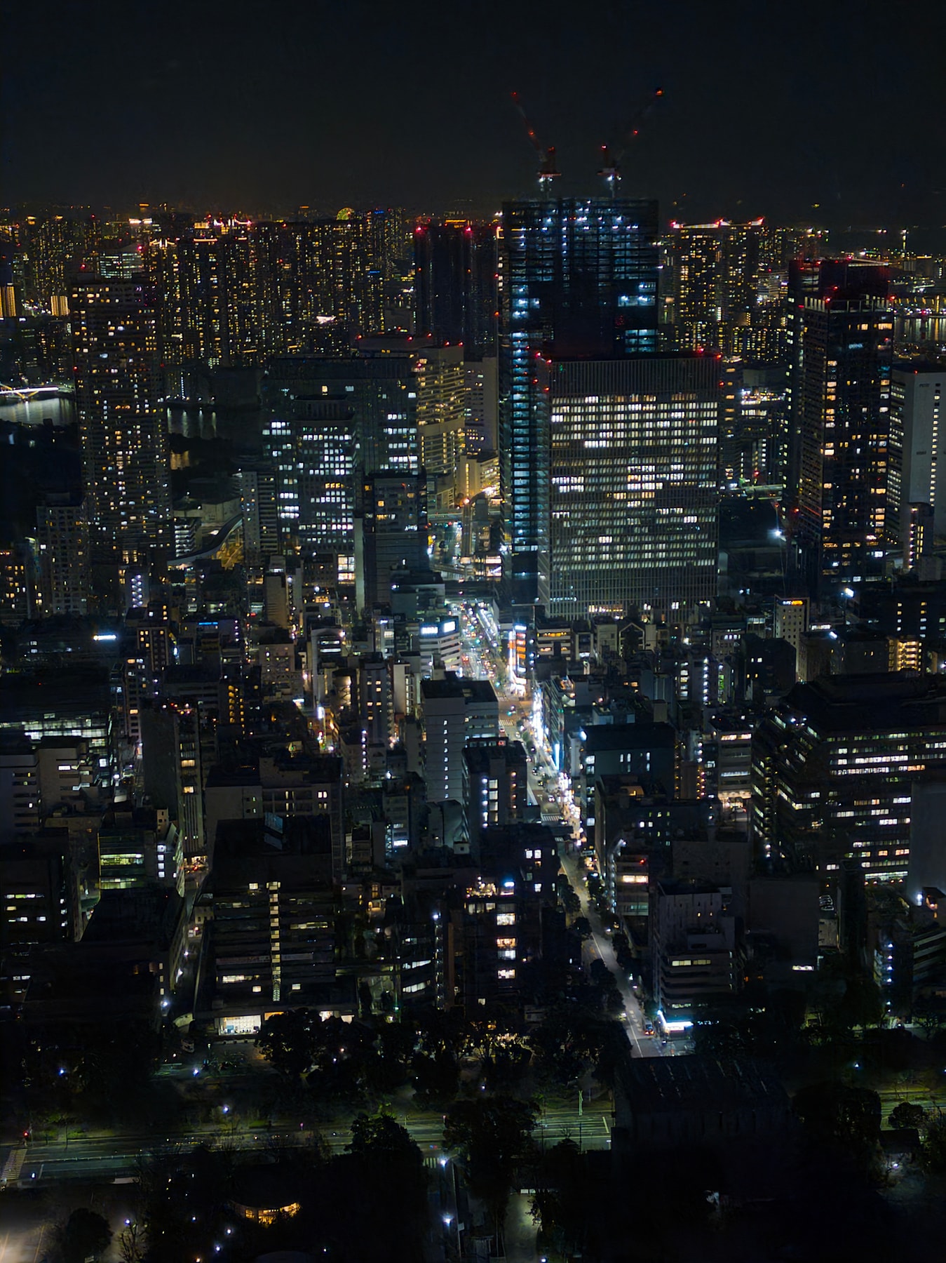 登塔俯瞰城市夜景,灯火璀璨