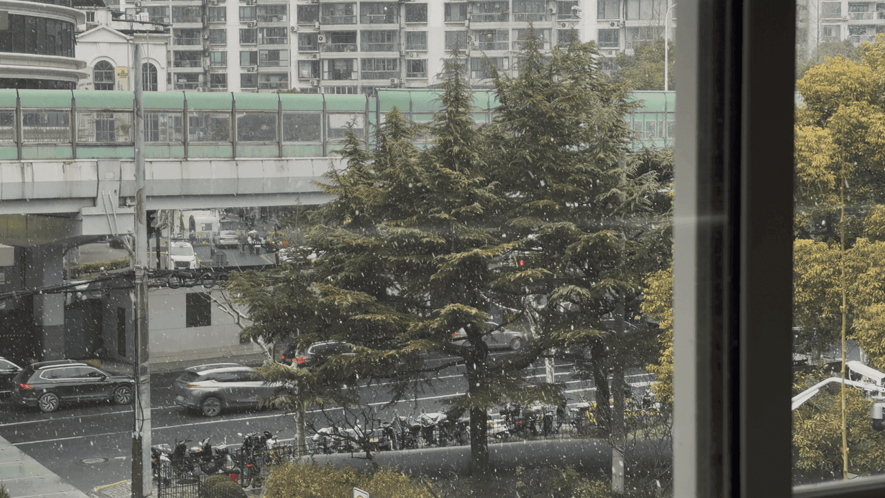 换乘时,透过地铁站窗玻璃看到的下雪景象